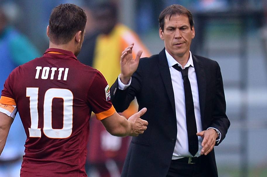 Stretta di mano tra Rudi Garcia e Francesco Totti al momento della sostituzione. Afp